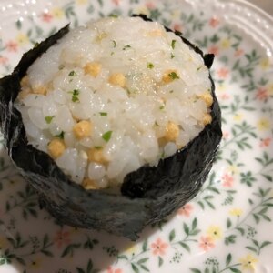 青さ風味♪あられのまんまる海苔巻きおにぎり